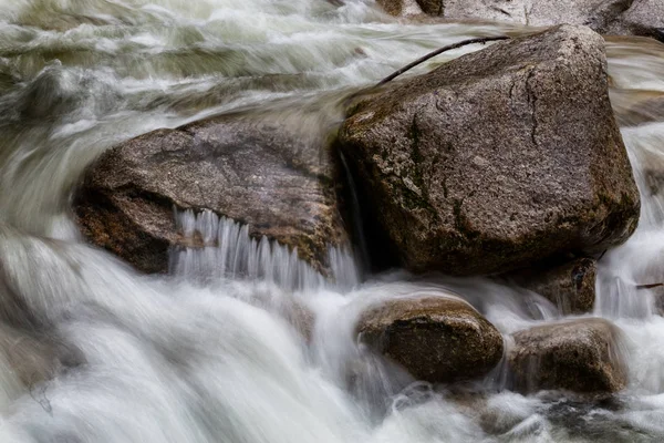 Rivier Stroomt Rond Gladde Rotsen Genomen Shannon Falls Squamish Brits — Stockfoto