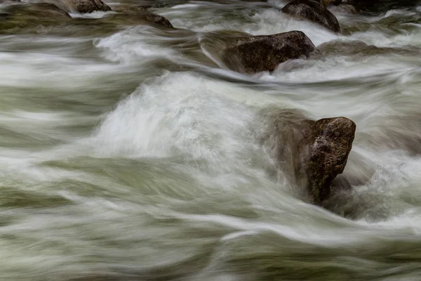 河流绕着光滑的岩石流动 在加拿大不列颠哥伦比亚省 Squamish 的香农瀑布 — 图库照片