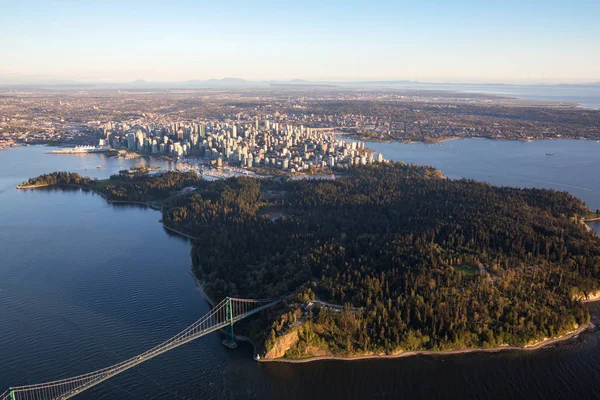 Güzel hava görünümü Lions Gate Köprüsü, Stanley Parkı ve Vancouver Downtown, British Columbia, Kanada, bir parlak sırasında günbatımı bahar.