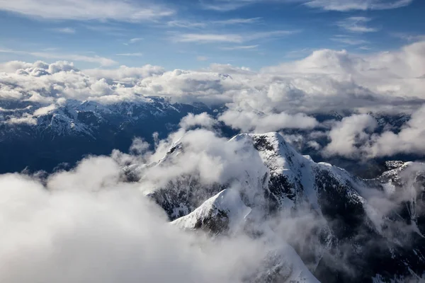 積雲の雲の層によって覆われた山々 の壮大な空中風景を見る サンシャイン コースト ブリティッシュ コロンビア州 カナダの近くに撮影 — ストック写真