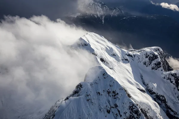 壮观的空中景观的山脉覆盖的积云层 在加拿大不列颠哥伦比亚省的阳光海岸附近拍摄 — 图库照片