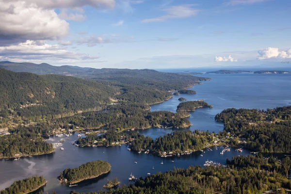 Sunshine Coast, British Columbia, Kanada, havadan görünümden bulutlu bir akşam sırasında limanda Pender.