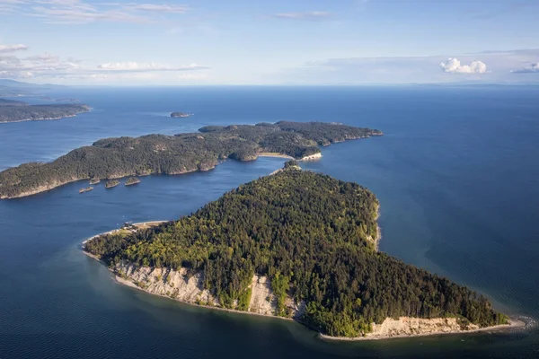 Thormanby Island, Sunshine Coast, British Columbia, Kanada. Bir hava açısından bakıldığında bulutlu bir akşam sırasında alınan.