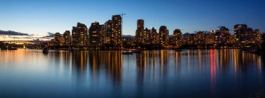 Vancouver Downtown panoramik manzarası görünümü sonra güzel bir gün batımı False Creek, British Columbia, Kanada.