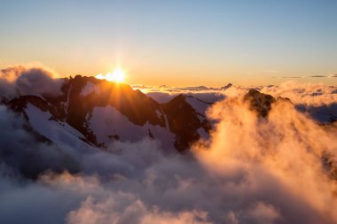 Güzel hava manzara dağ zirveleri Squamish, Kuzey Vancouver, British Columbia, Kanada yakın bir bakış. Renkli yaz aylarında günbatımı alınan.