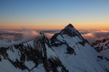 Güzel hava manzara dağ zirveleri Squamish, Kuzey Vancouver, British Columbia, Kanada yakın bir bakış. Renkli yaz aylarında günbatımı alınan.