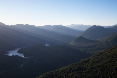 Hava manzaralı bir vadinin Vancouver, British Columbia, Kanada yakınındaki dağlarda. Bir güneşli yaz günü sırasında alınan.