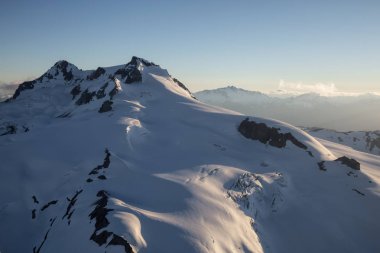 Garibaldi dağ, çevre Squamish, Kuzey Vancouver, British Columbia, Kanada hava görünümünü. Bir güneşli yaz günü sırasında alınan.