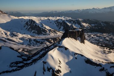 Garibaldi Provincial Park, çevre Squamish, Kuzey Vancouver, British Columbia, Kanada Masa Dağı havadan görünümü. Bir güneşli yaz günü sırasında alınan.