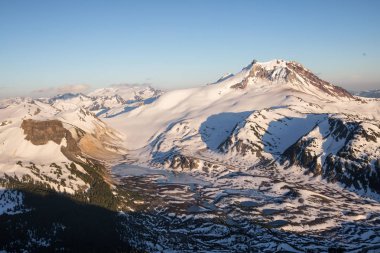 Hava Garibaldi Dağı ve hala Soğuk kıştan sonra yaz saati sırasında donmuş göl manzaralı. Squamish ve Whistler, Kuzey Vancouver, Bc, Kanada yakınlarında alınan.