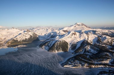 Hava Garibaldi Dağı ve hala Soğuk kıştan sonra yaz saati sırasında donmuş göl manzaralı. Squamish ve Whistler, Kuzey Vancouver, Bc, Kanada yakınlarında alınan.