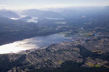 Bağlantı noktası Alberni Vancouver Island, Amerika Birleşik Devletleri küçük şehir. Bir hava görünümünü bir güneşli yaz günü sırasında alınan.