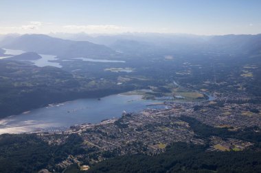 Bağlantı noktası Alberni Vancouver Island, Amerika Birleşik Devletleri küçük şehir. Bir hava görünümünü bir güneşli yaz günü sırasında alınan.