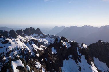 Vancouver Adası yakınlarında Estevan, British Columbia, Kanada'nın Pasifik Okyanusu kıyısında tarafından dağların güzel hava manzara görünümü. Bir uçak güneşli yaz günden sırasında alınan.