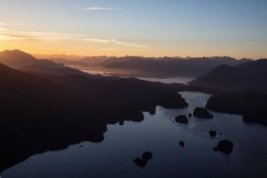 Bir güneşli yaz gün batımı sırasında Pasifik Okyanusu giriş Estevan, Vancouver Adası, British Columbia, Kanada, yakınındaki dağlarda güzel havadan görünümü.