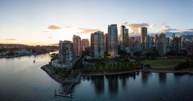 Şehir şehir at False Creek, Vancouver, British Columbia, Kanada hava Panoraması. Parlak bir gün batımı sırasında alınan.