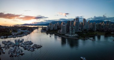 Şehir şehir at False Creek, Vancouver, British Columbia, Kanada hava Panoraması. Parlak bir gün batımı sırasında alınan.