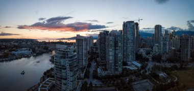Şehir şehir at False Creek, Vancouver, British Columbia, Kanada hava Panoraması. Parlak bir gün batımı sırasında alınan.