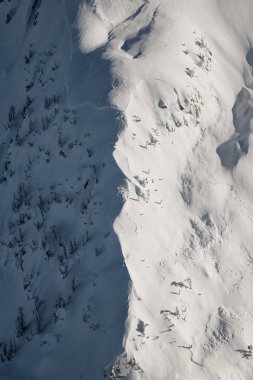 Soyut hava manzara dağ tepesi karla kaplı. Vancouver Kuzey güneşli kış akşamı sırasında alınan resim.