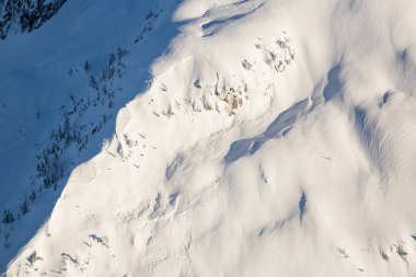 Soyut hava manzara dağ tepesi karla kaplı. Vancouver Kuzey güneşli kış akşamı sırasında alınan resim.