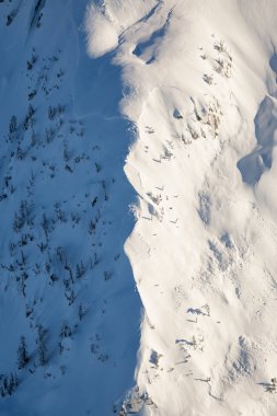 Soyut hava manzara dağ tepesi karla kaplı. Vancouver Kuzey güneşli kış akşamı sırasında alınan resim.
