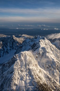 Hava manzaralı dağlarda kar ve Vancouver şehir arka planda kaplı. Resmi çekilen Kuzey Grouse Mnt, British Columbia, Kanada.