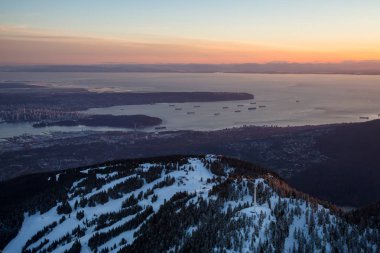 Skypilot dağın yakınında Squamish, British Columbia, Kanada hava manzaralı. Resim bulutlu kış aylarında gün batımı.