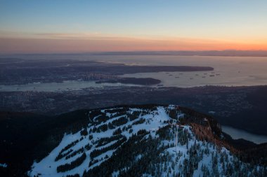 İçinde belgili tanımlık geçmiş güzel kış günbatımı Grouse Mountain Vancouver şehir ile. Resim bir hava açısından bakıldığında Bc, Kanada.