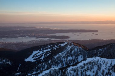 İçinde belgili tanımlık geçmiş güzel kış günbatımı Grouse Mountain Vancouver şehir ile. Resim bir hava açısından bakıldığında Bc, Kanada.