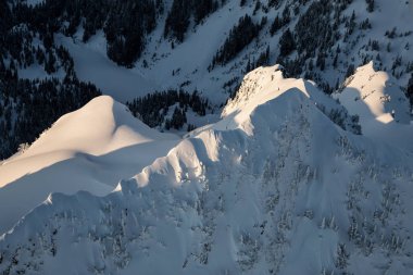 dağ zirveleri karla kaplı 