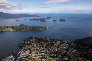 Gibson, Keats Adası, Pasley Adası ve Bowen Adası ile arka plan Vancouver'da. Sunshine Coast, British Columbia, Kanada, bir hava açısından bakıldığında alınan.