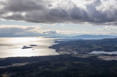 Sechelt City, Sunshine Coast, British Columbia, Kanada. Bir hava açısından bakıldığında bulutlu bir akşam sırasında alınan.