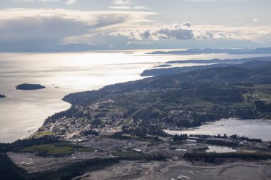Skypilot dağın yakınında Squamish, British Columbia, Kanada hava manzaralı. Resim bulutlu kış aylarında gün batımı.