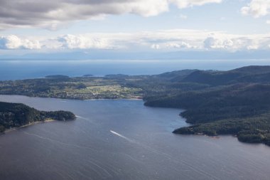 Skypilot dağın yakınında Squamish, British Columbia, Kanada hava manzaralı. Resim bulutlu kış aylarında gün batımı.