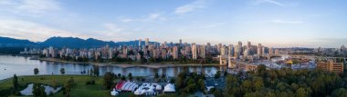 Vancouver, British Columbia, Kanada hava panoramik şehir şehir manzarası. Parlak güneşli gün batımı sırasında alınan.