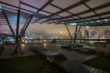 Gece sahnede Downtown Vancouver, British Columbia, Kanada.