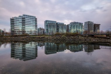 Apartmanlar False Creek, Downtown Vancouver, Bc, Kanada güzel manzarasına. Bulutlu gün doğumu sırasında alınan resim.