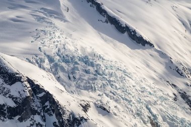 British Columbia, Kanada, uçaktan görüntülendi uzak buzul dağın zirvesinde yarık.