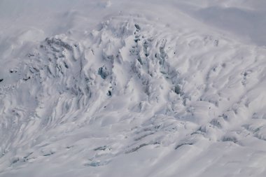 British Columbia, Kanada, uçaktan görüntülendi uzak buzul dağın zirvesinde yarık.