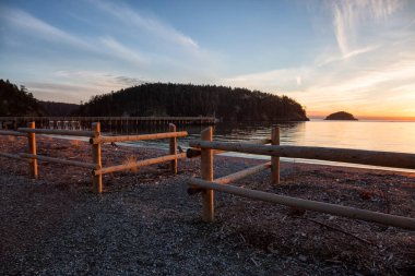 Doğal manzaralı Pasifik Okyanusu üzerinde sahilde. Resim aldatma Pass, Washington, ABD'deki.