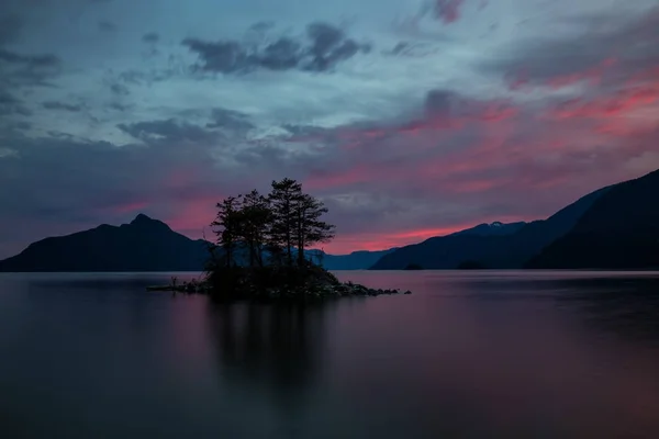 在一个阴沉的天空中 在豪的一个岛屿的美丽景观景色与山的背景 在加拿大不列颠哥伦比亚省温哥华以北的毛茸茸的小溪中拍摄 — 图库照片