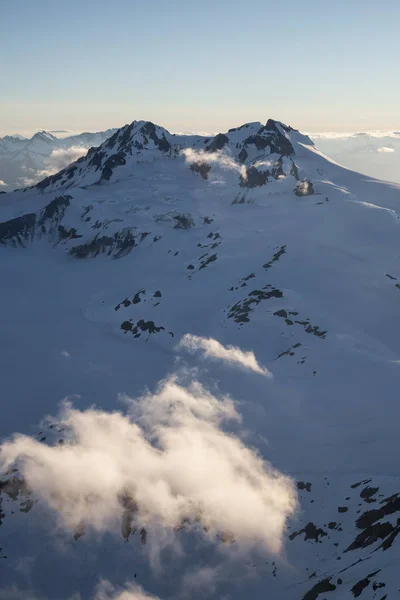 位于加拿大不列颠哥伦比亚省温哥华以北的 Squamish 附近的加里波第山脉的鸟瞰图 在一个晴朗的夏日里拍摄 — 图库照片