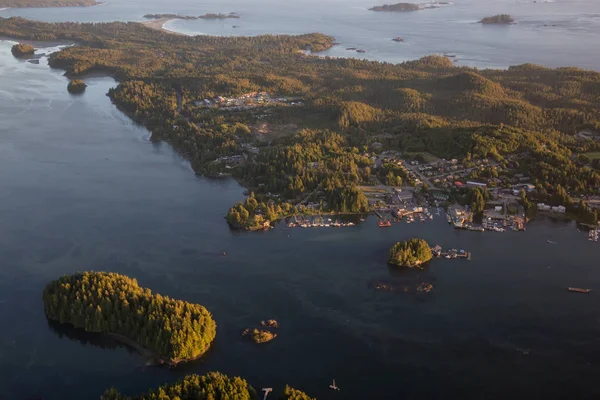 Яскравий Сонячний захід сонця в місті Tofino — стокове фото