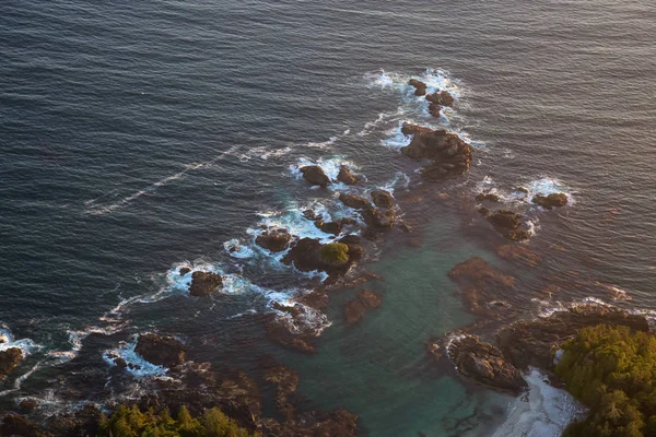 Costa rochosa na costa oeste do Pacífico — Fotografia de Stock