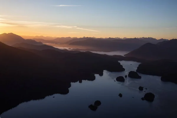 Vackra Flygfoto Över Inloppet Stilla Havet Runt Bergen Nära Tofino — Stockfoto