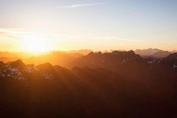 Schöne Zerklüftete Berglandschaft Während Eines Goldenen Sonnenuntergangs Aufgenommen Der Nähe — Stockfoto