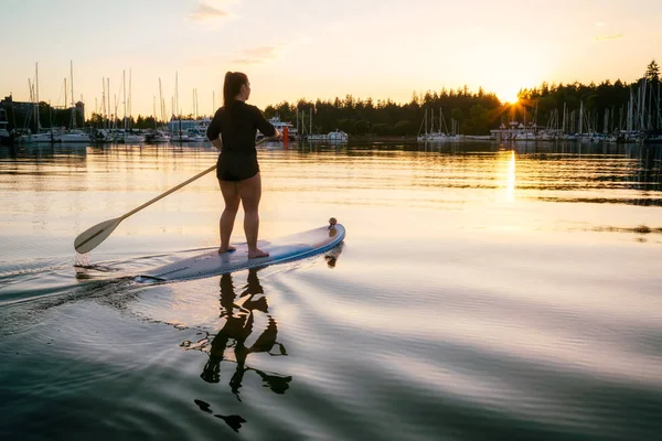Menina Stand Dup Paddle Board Coal Harbour Downtown Vancouver Colúmbia — Fotografia de Stock