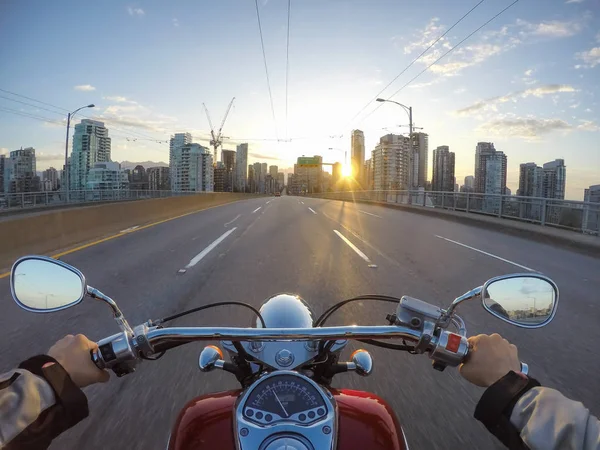 Auf Einem Cruiser Motorrad Auf Der Cambie Bridge Richtung Stadtzentrum — Stockfoto