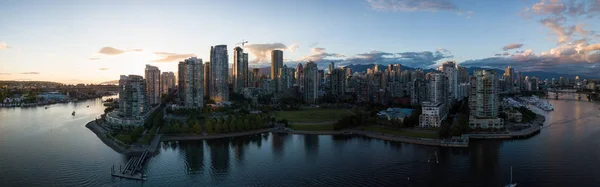 在温哥华 不列颠哥伦比亚 加拿大 False Creek 市中心城市的空中全景 明亮的日落期间采取 — 图库照片