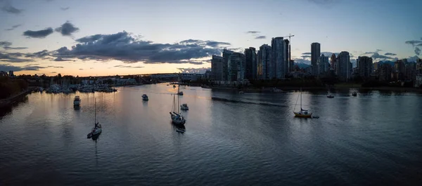 在温哥华 不列颠哥伦比亚 加拿大 False Creek 市中心城市的空中全景 明亮的日落期间采取 — 图库照片